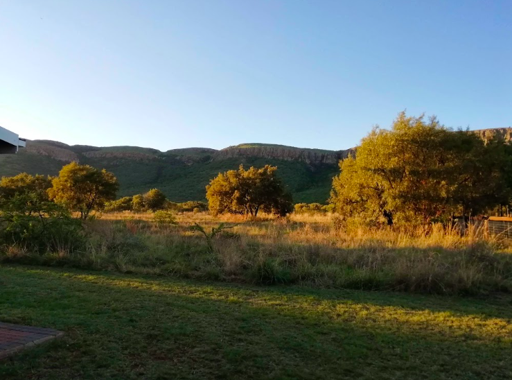 Remhoogte Mountain Lodge Magaliesberg View across the Remhoogte Mountain Lodge farm landscape towards the Skeerpoort Valley and Magaliesberg foothills.